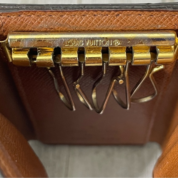 LOUIS VUITTON Vintage Monogram 6 Key Holder - Picture 6 of 10